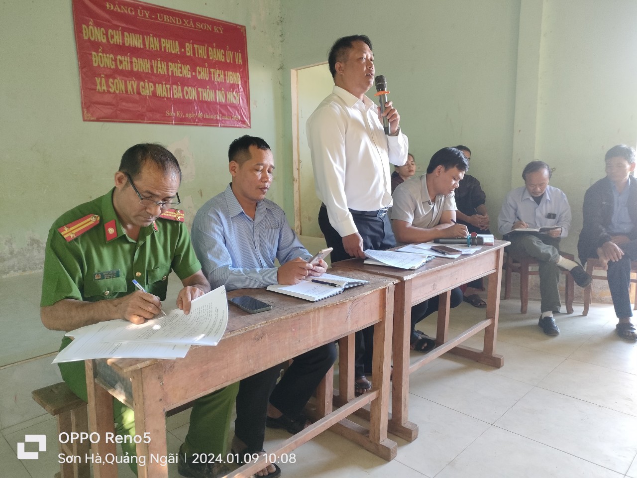 Đồng chí Đinh Văn Phèng - Chủ tịch UBND xã Sơn Kỳ gặp gỡ nhân dân thôn Mô Níc