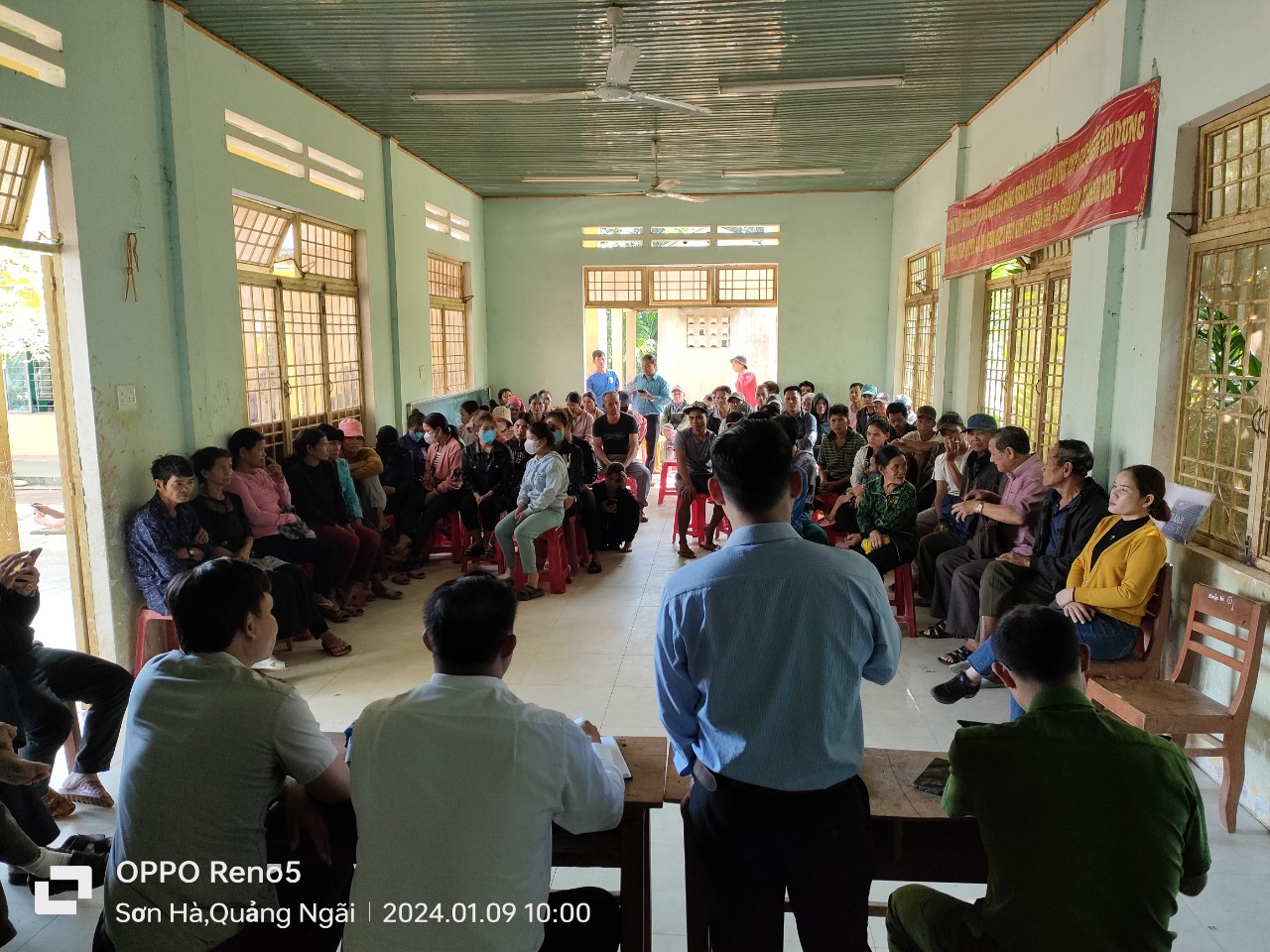 Toàn cảnh buổi gặp gỡ giữa lãnh đạo UBND xã Sơn Kỳ và nhân dân thôn Mô Níc
