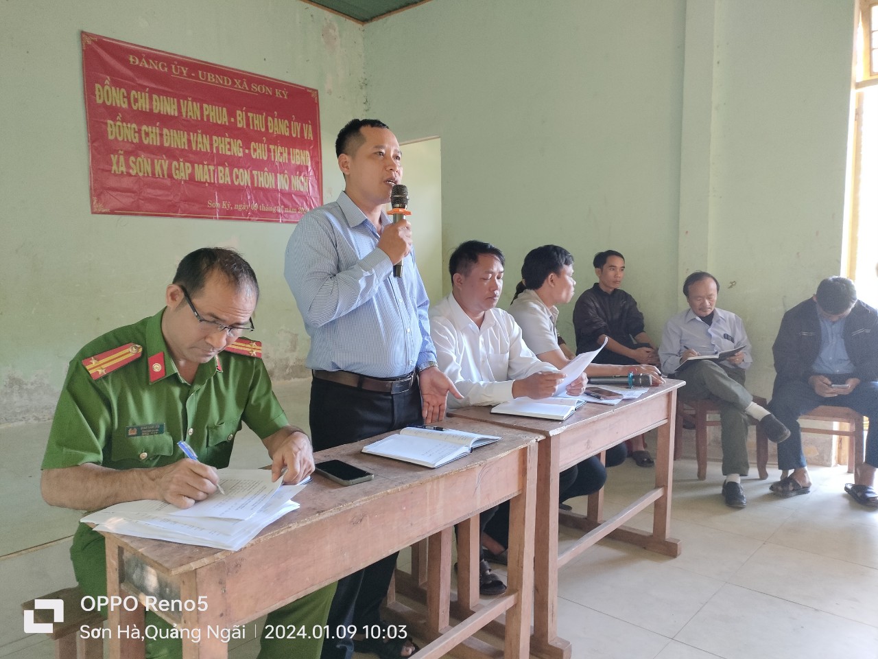Lãnh đạo Đảng ủy, UBND xã Sơn Kỳ gặp gỡ nhân dân thôn Mô Níc