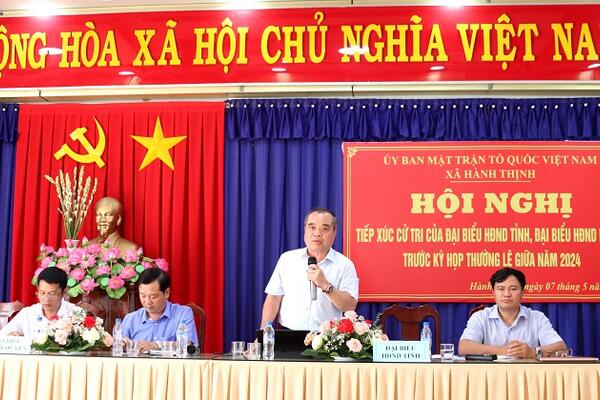 Phó Chủ tịch Thường trực UBND tỉnh Trần Hoàng Tuấn tiếp xúc cử tri tại xã Hành Thịnh