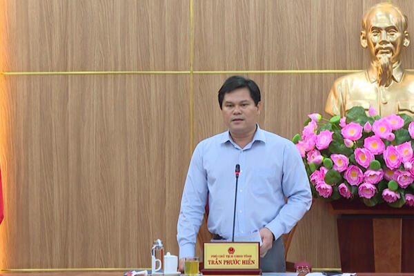Phó Chủ tịch UBND tỉnh Trần Phước Hiền báo cáo các nội dung liên quan đến dự án đường bộ cao tốc Bắc - Nam