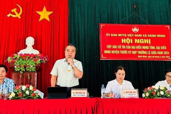 Phó Chủ tịch Thường trực UBND tỉnh Trần Hoàng Tuấn tiếp xúc cử tri xã Hành Minh, huyện Nghĩa Hành